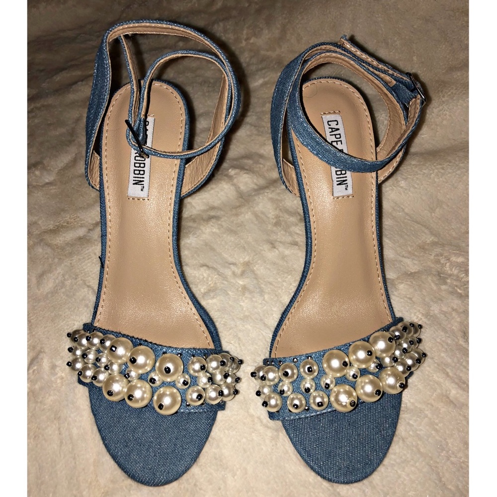 🎉HP🎉 Denim pearled Cape Robbin Heels!
